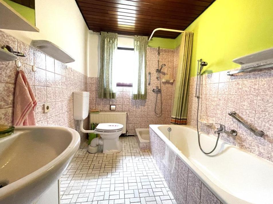 Einfamilienhaus: Badezimmer mit Wanne und Dusche